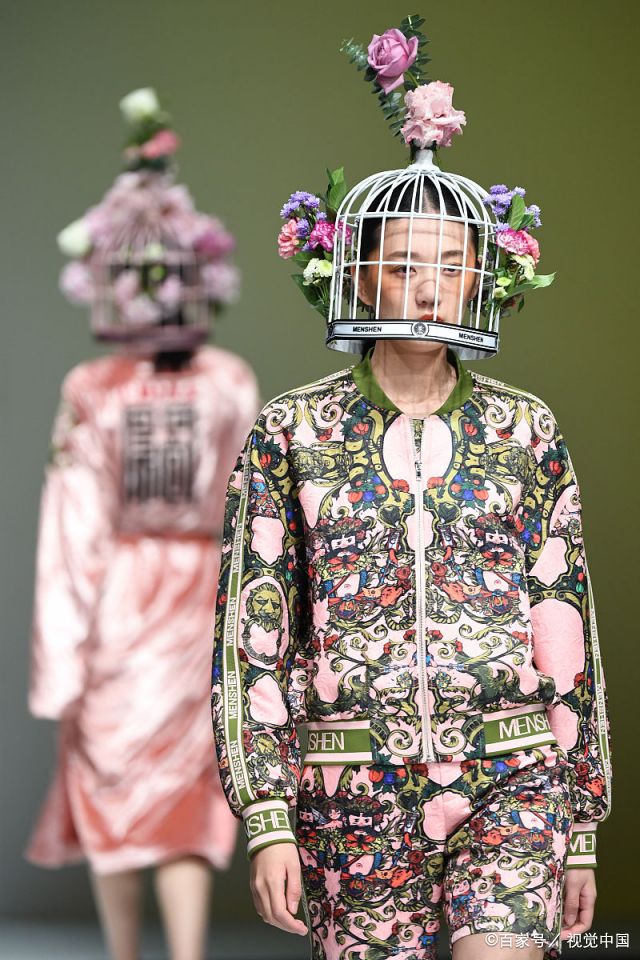 高挑模特身穿奇装异服头上顶着鸟笼 国际时装周花样百出令人费解